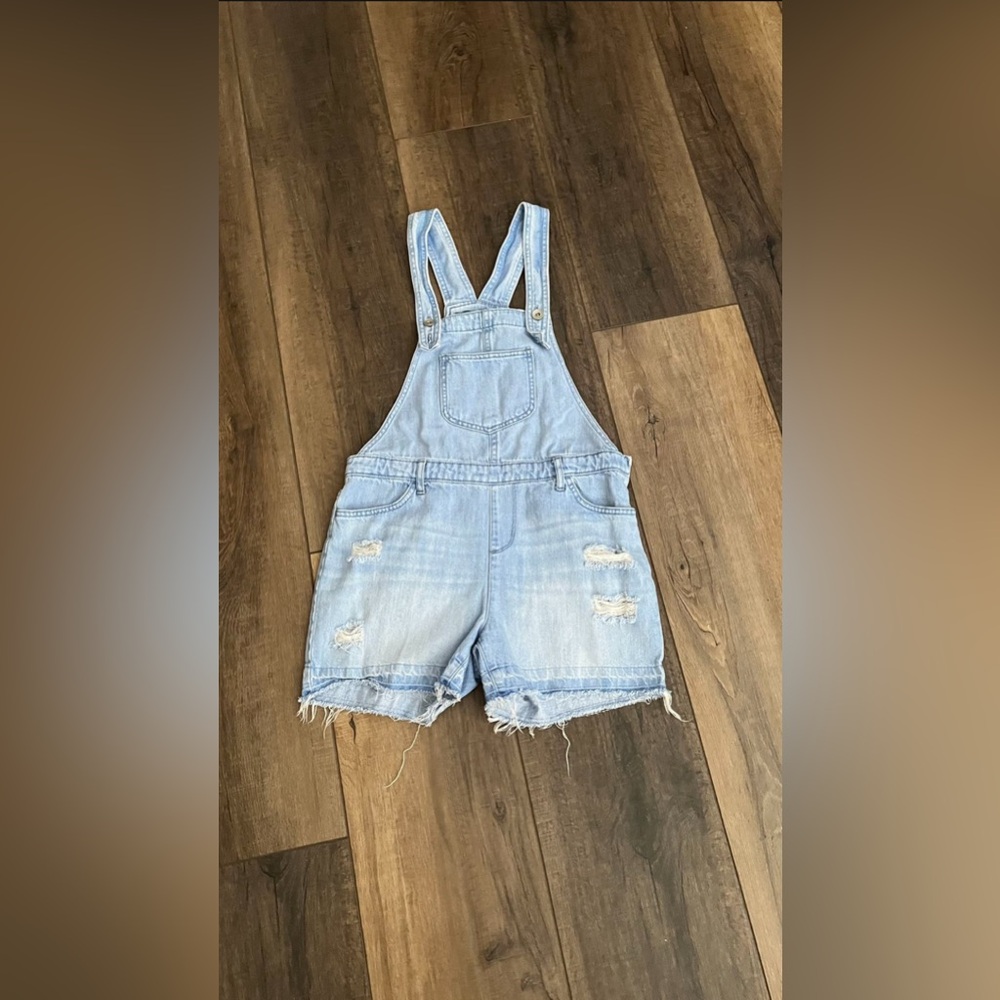 EUC Girls distress coverall shorts w/front & back pockets